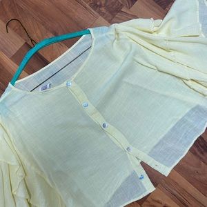 Adorable yellow crop, flowy top